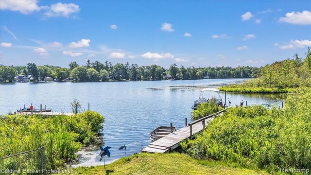 1325 Elkhorn Lake Road, Lake Orion, MI 48362