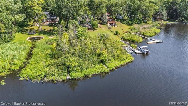 1325 Elkhorn Lake Road, Lake Orion, MI 48362