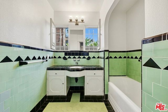 8415 Rosewood Avenue, West Hollywood, CA 90048