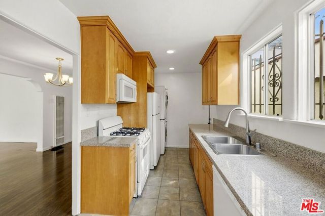8415 Rosewood Avenue, West Hollywood, CA 90048
