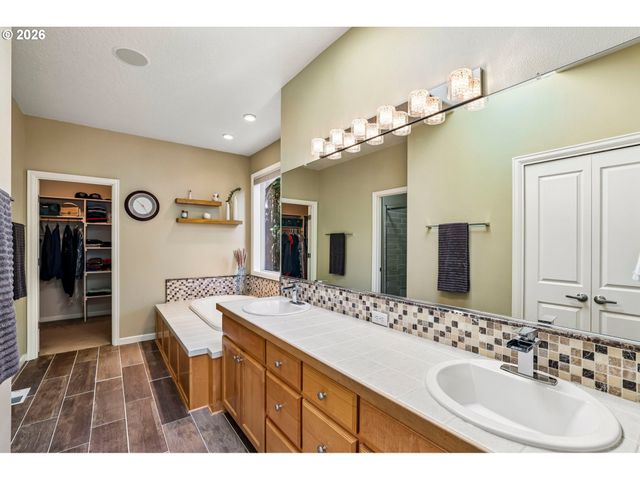 8297 Sw HAYDEN Dr, Beaverton, OR 97007