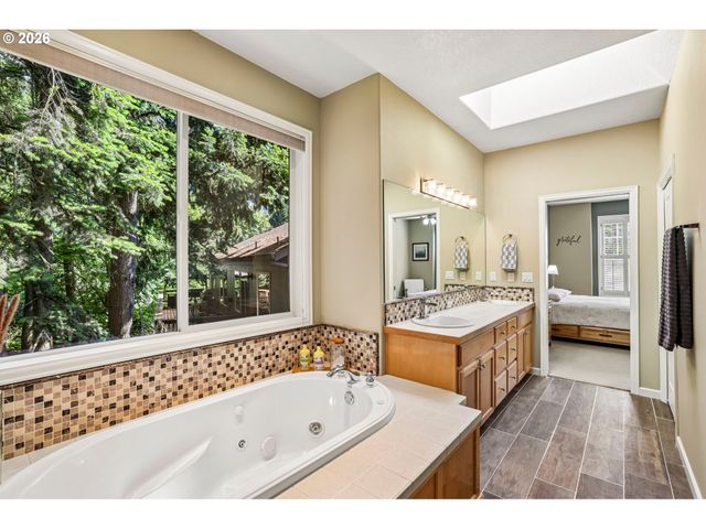 8297 Sw HAYDEN Dr, Beaverton, OR 97007