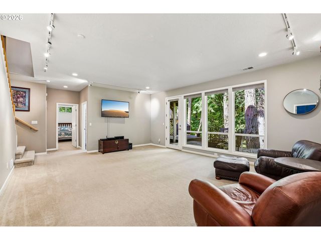 8297 Sw HAYDEN Dr, Beaverton, OR 97007