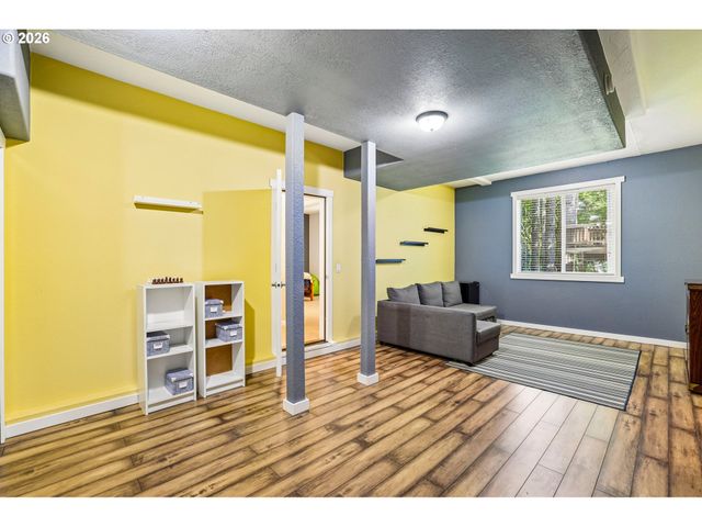 8297 Sw HAYDEN Dr, Beaverton, OR 97007