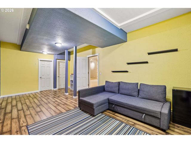 8297 Sw HAYDEN Dr, Beaverton, OR 97007