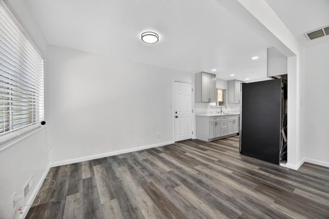 61 Brentford Cir, Sacramento, CA 95823