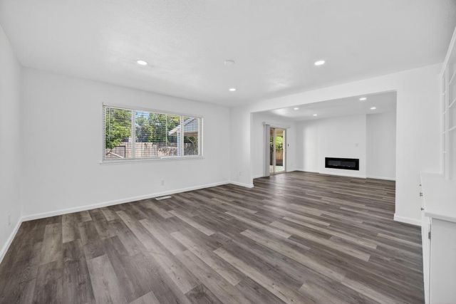 61 Brentford Cir, Sacramento, CA 95823