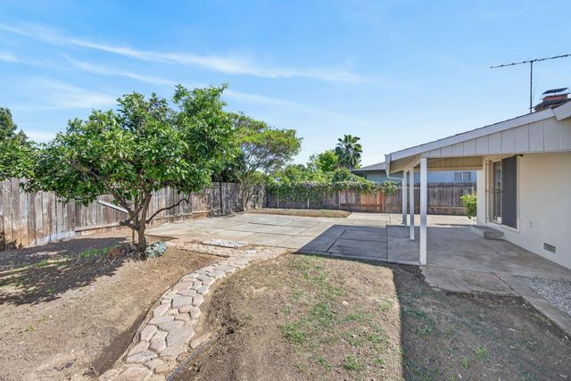 61 Brentford Cir, Sacramento, CA 95823