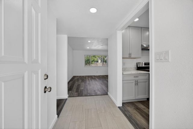 61 Brentford Cir, Sacramento, CA 95823