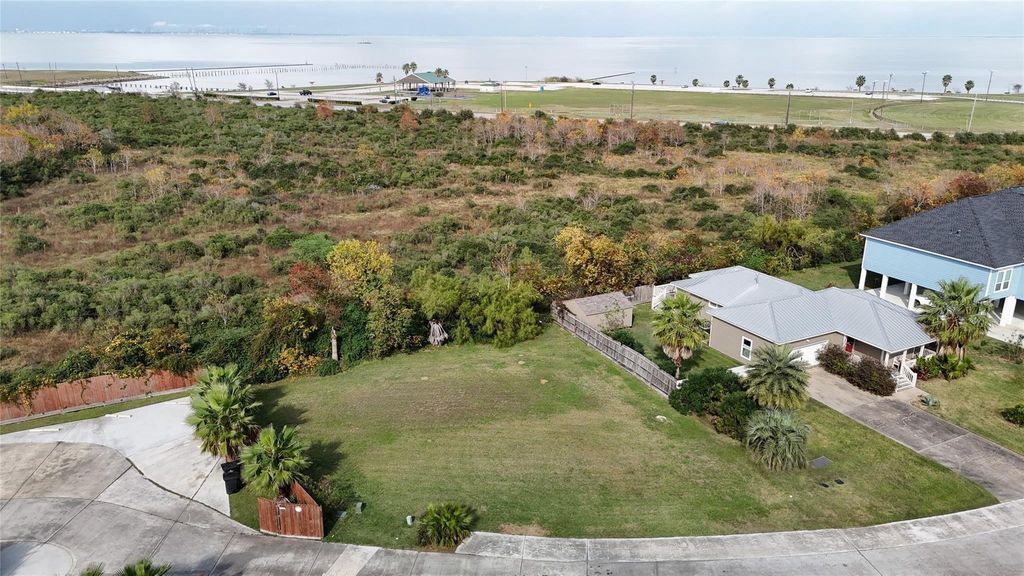 226 Debbie Lane, Dickinson, TX 77539