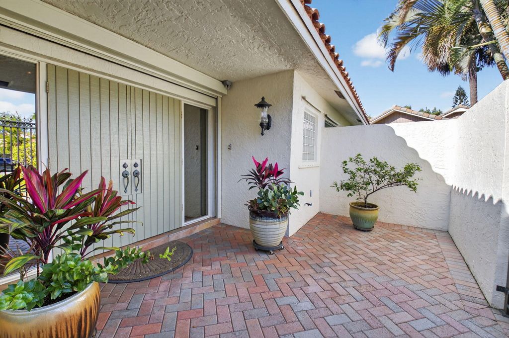 Image 4 of property listing at 5470 NW 3rd Terrace, Boca Raton, FL 33487