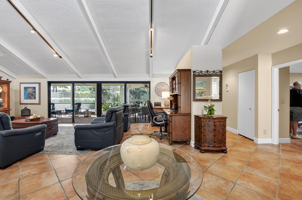 Image 8 of property listing at 5470 NW 3rd Terrace, Boca Raton, FL 33487