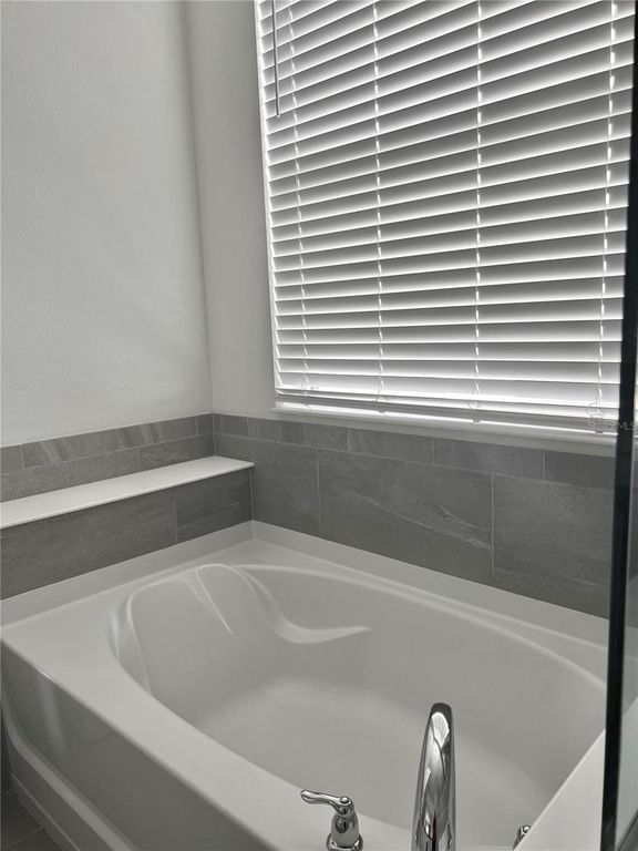 Image 16 of property listing at 9552 LAUNCH POINT ROAD, Orlando, FL 32832