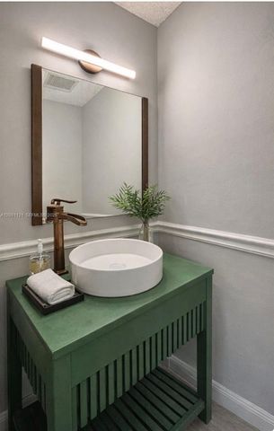 1125 Butternut Ln, Hollywood, FL 33019