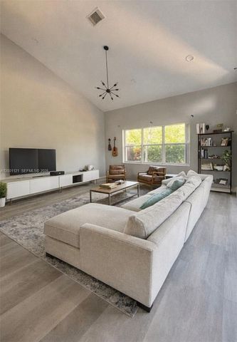 1125 Butternut Ln, Hollywood, FL 33019