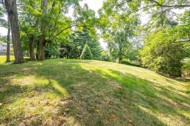 513 Chisholm Trail, Wyoming, OH 45215