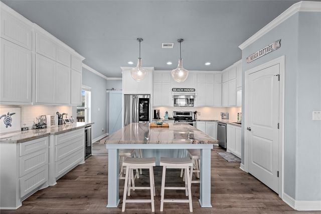 941 S Gateway, Crystal Beach, TX 77650