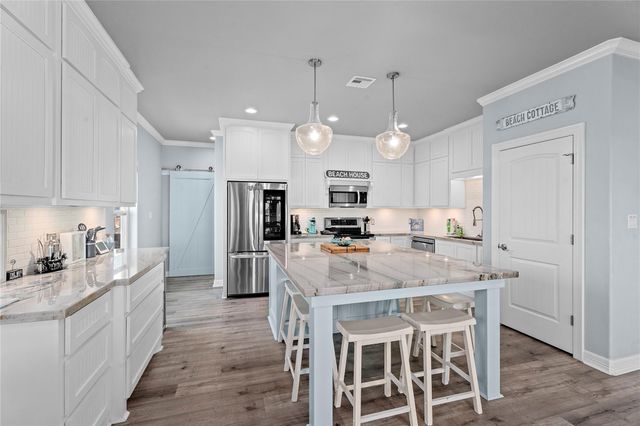 941 S Gateway, Crystal Beach, TX 77650