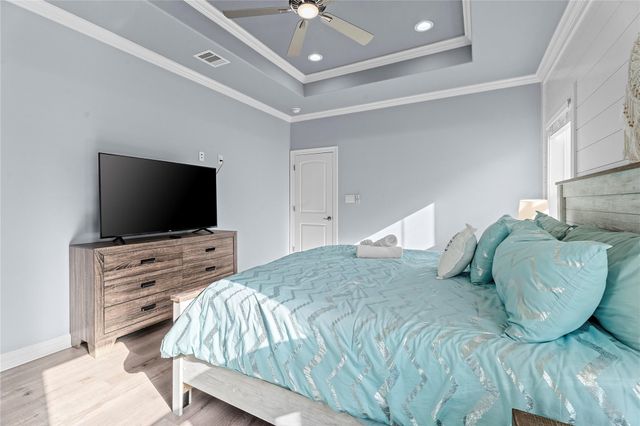 941 S Gateway, Crystal Beach, TX 77650