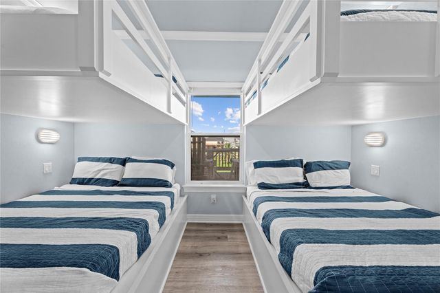 941 S Gateway, Crystal Beach, TX 77650