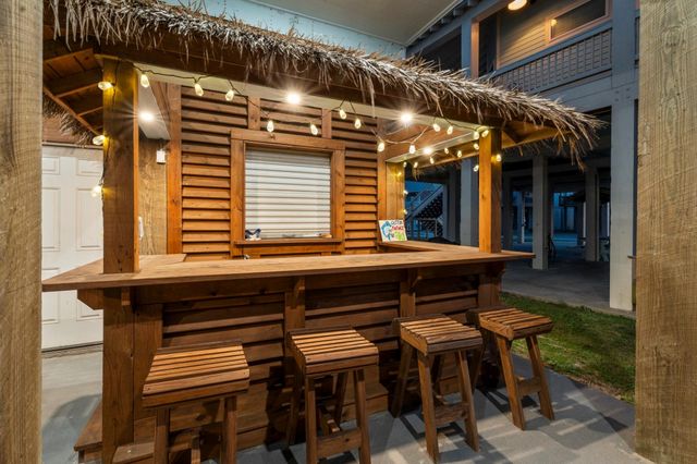 941 S Gateway, Crystal Beach, TX 77650