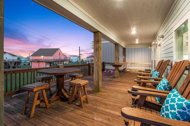 941 S Gateway, Crystal Beach, TX 77650