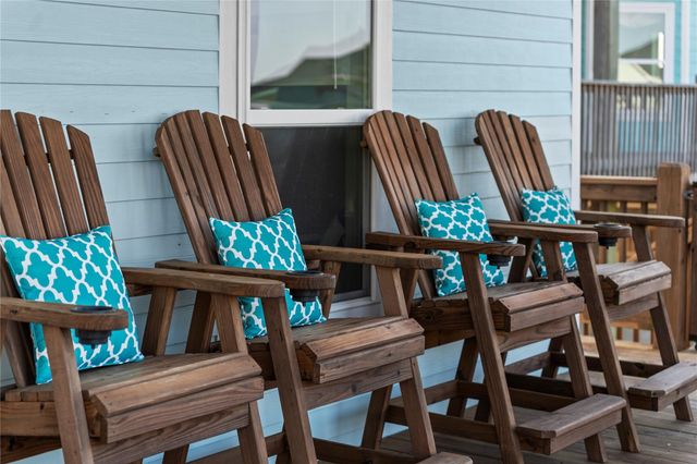 941 S Gateway, Crystal Beach, TX 77650