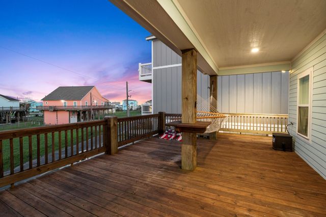 941 S Gateway, Crystal Beach, TX 77650