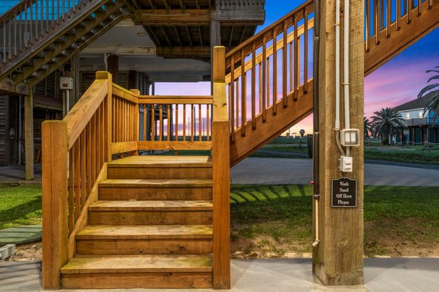 941 S Gateway, Crystal Beach, TX 77650