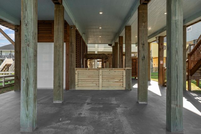 941 S Gateway, Crystal Beach, TX 77650