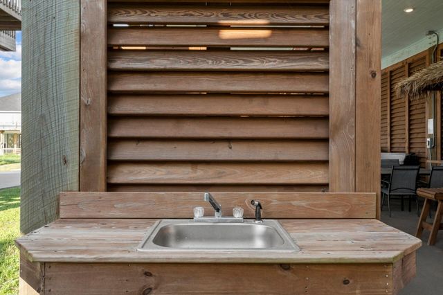 941 S Gateway, Crystal Beach, TX 77650