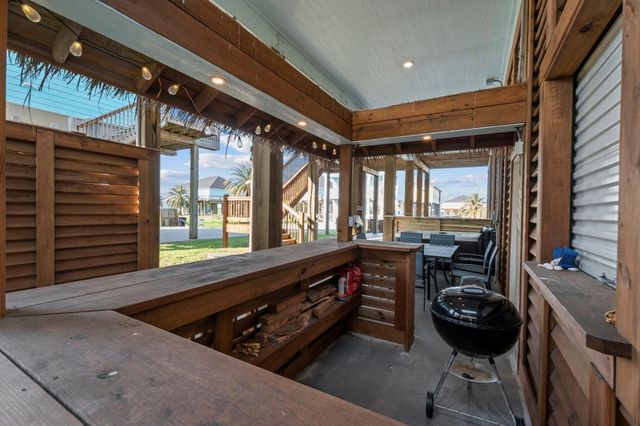 941 S Gateway, Crystal Beach, TX 77650