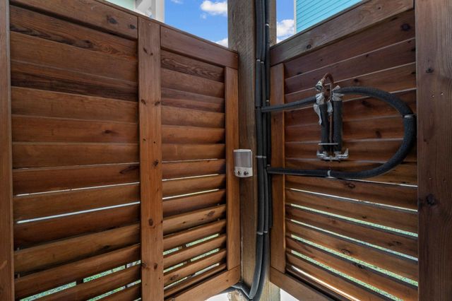 941 S Gateway, Crystal Beach, TX 77650