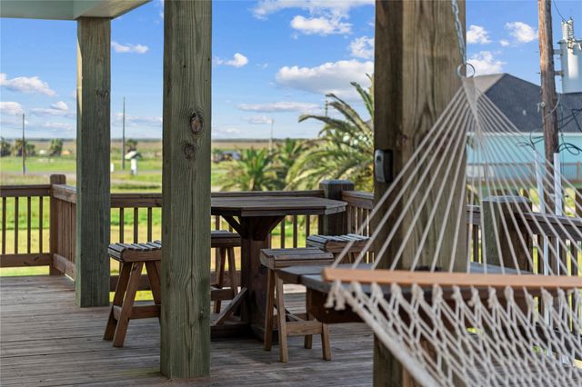 941 S Gateway, Crystal Beach, TX 77650