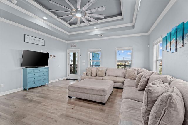 941 S Gateway, Crystal Beach, TX 77650