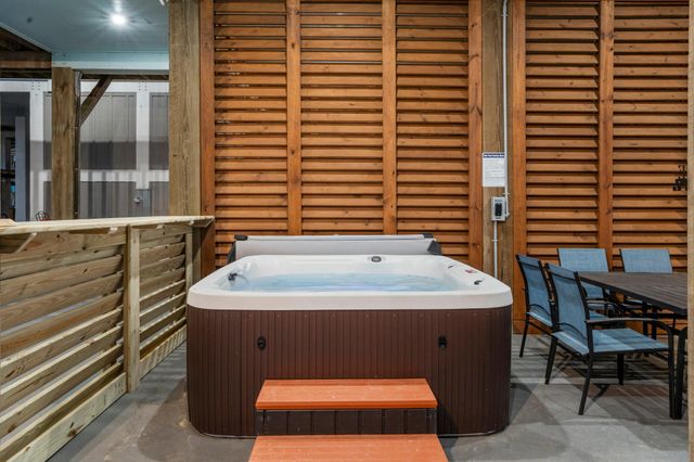 941 S Gateway, Crystal Beach, TX 77650