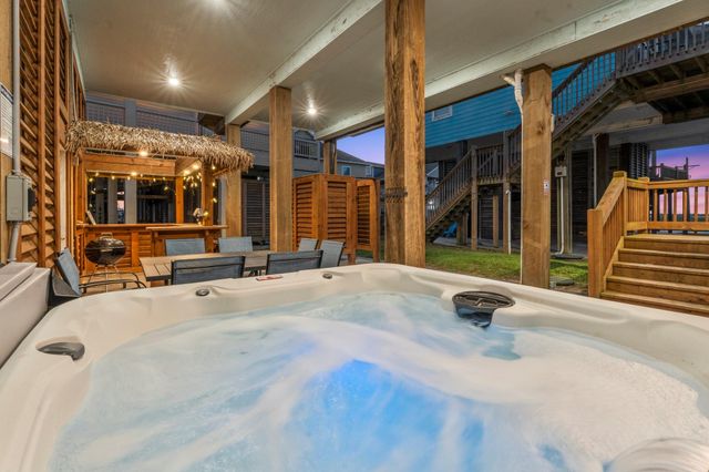 941 S Gateway, Crystal Beach, TX 77650