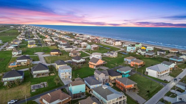 941 S Gateway, Crystal Beach, TX 77650