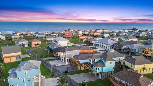 941 S Gateway, Crystal Beach, TX 77650