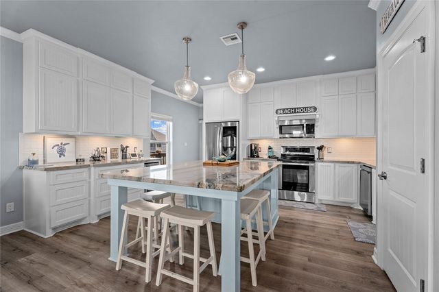 941 S Gateway, Crystal Beach, TX 77650