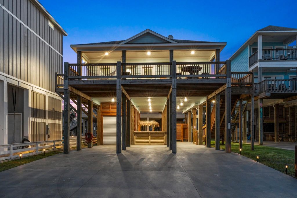 941 S Gateway, Crystal Beach, TX 77650