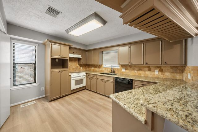 25 Shady Oak Lane, Conroe, TX 77304