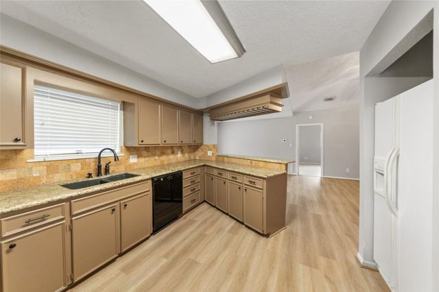 25 Shady Oak Lane, Conroe, TX 77304