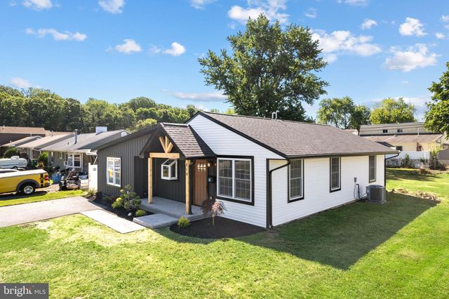 818 CHESTERTON RD, Fairless Hills, PA 19030