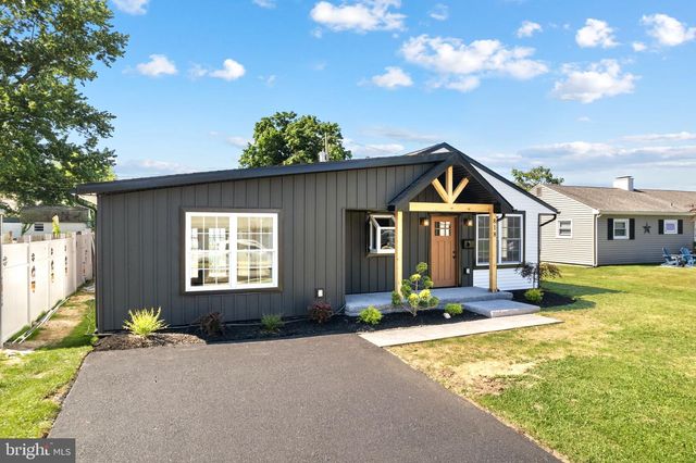 818 CHESTERTON RD, Fairless Hills, PA 19030