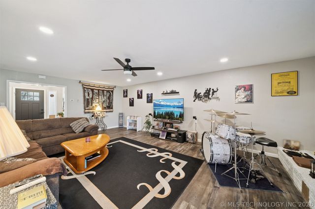 1501 N Fox Street, Chouteau, OK 74337