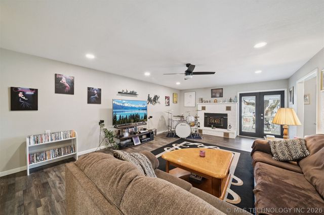 1501 N Fox Street, Chouteau, OK 74337