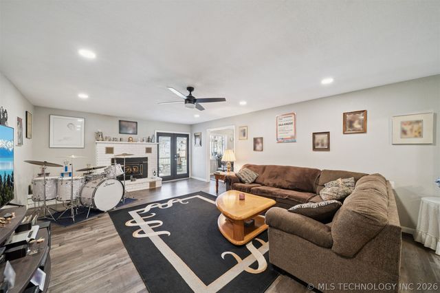 1501 N Fox Street, Chouteau, OK 74337