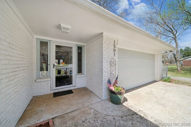 1501 N Fox Street, Chouteau, OK 74337