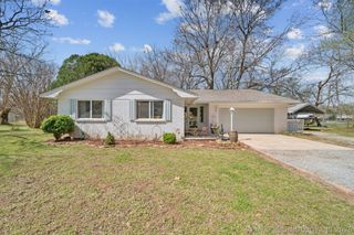1501 N Fox Street, Chouteau, OK 74337